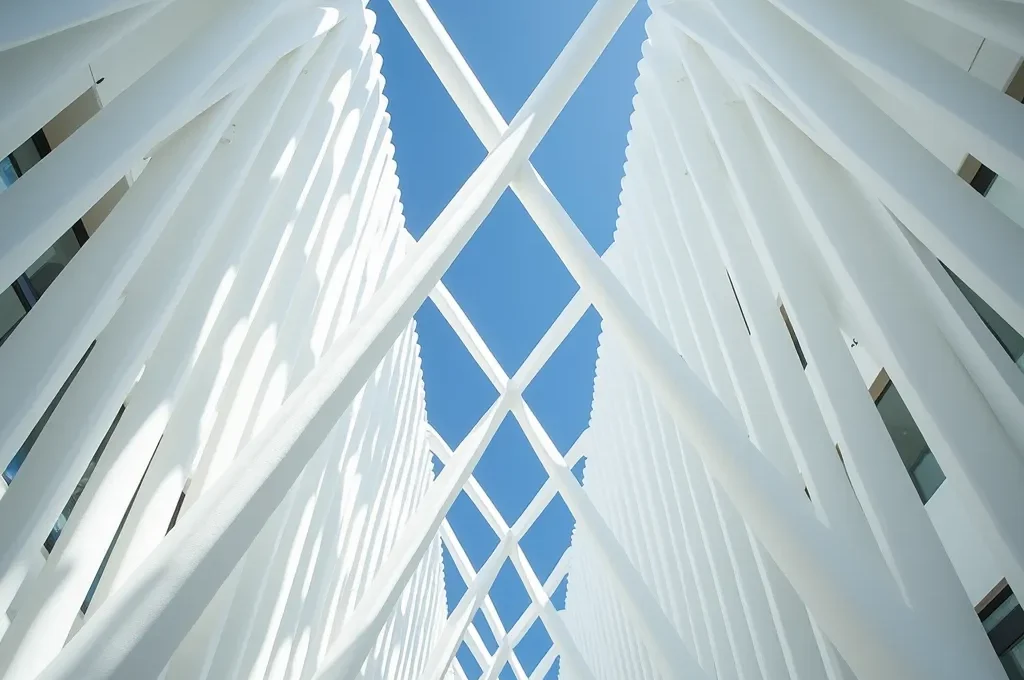 Perspectiva diagonal de la arquitectura moderna de Valencia con líneas convergentes creando profundidad.