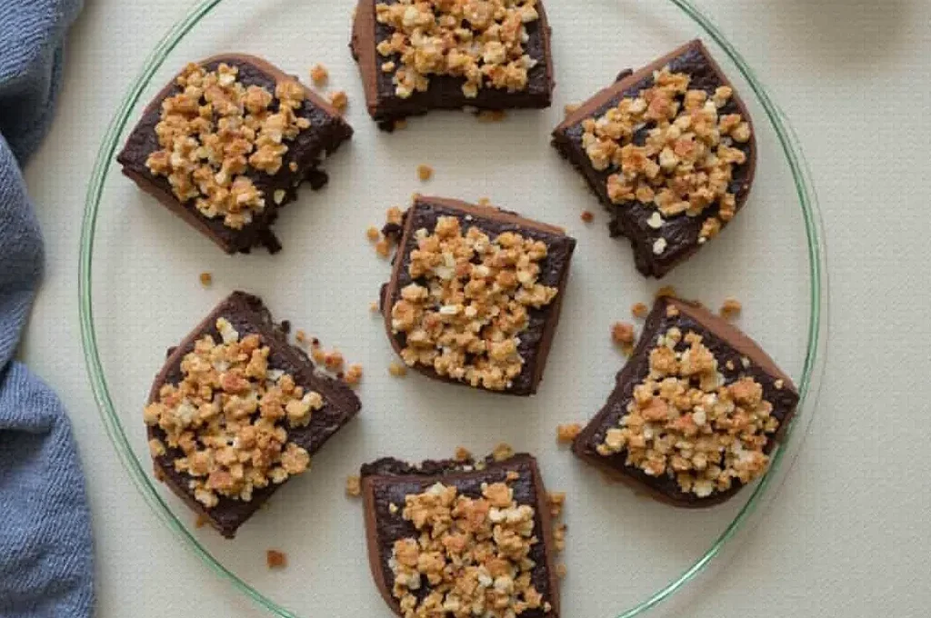 Instalación escultórica que transforma la percepción espacial del teatro mediante luz y sombra